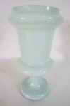 Um (1) vaso em vidro opalinado no tom branco leitoso, moldado no padrão Médici. Med. 25 x 14 cm diâmetro.