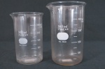 Dois (2) Beckers em vidro translúcido graduado, 500 ml e  300  ml, marcados PIREX.