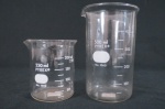 Dois (2) Beckers em vidro translúcido graduado, 500 ml e  250  ml, marcados PIREX.