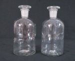 Par de  antigos recipientes de farmácia em vidro translúcido. Med.17,5 x 8 cm diâmetro,