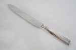 CHRISTOFLE  Antiga faca/punhal em metal francês espessurado à prata, lâmina em aço inox ,peça contrastada com a marca da Manufatura. Med. 33 cm diâmetro.