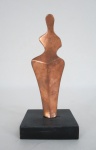 Escultura em bronze representando  Figura Feminina, base retangular em material sintético na cor preta. Med. 16 cm alt.