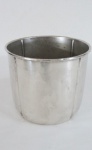 Antigo wine cooler, confeccionado em metal espessurado a prata, corpo liso. Med. 17 x 19 cm diâmetro.