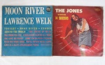 Dois (02) LPs The Jones Interpretam 14 sucessos, Moon River Lawrence Welk. Bordas com marcas do tempo.