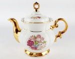 Bule para chá em porcelana manufatura Real, na cor branca e dourada decorado com desenhos florais. Medidas aproximadas largura 24 cm e altura 20 cm