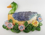 Enfeite de parede pato confeccionado em cerâmica. Medidas aproximadas largura 31 cm e altura 26 cm