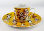 Prato raso e xícara infantil em porcelana manufatura Gallery, decorado com desenhos de cachorros. Medidas aproximadas prato diâmetro 19 cm, xícara altura 7 cm e diâmetro 8 cm