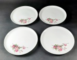 4 pratos rasos em porcelana manufatura Real, na cor branca decorada com desenhos florais e bordas douradas. Medida aproximada diâmetro 25cm