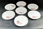 7 pratos para sobremesa em porcelana manufatura Real, na cor branca decorado com desenhos florais e bordas douradas. Medida aproximada diâmetro 21 cm