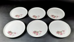 6 pratos rasos em porcelana manufatura Real, na cor branca decorado com desenhos florais e borda dourada. Medida aproximada diâmetro 26 cm
