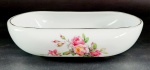 Travessa funda oval em porcelana manufatura Real, na cor branca decorada com desenhos florais e borda dourada. Medidas aproximadas comprimento 25 cm , largura 17 cm e altura 6 cm