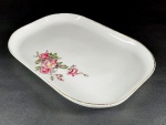 Travessa retangular rasa em porcelana manufatura Real, na cor branca decorada com desenhos florais e borda dourada. Medidas aproximadas comprimento 31cm , largura 20 cm e altura 3 cm