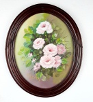 Quadro oval desenho de rosas pintado sobre eucatex com moldura em madeira, assinado  Lapadila, possuí avaria conforme foto. Medidas aproximadas 35 x 29 cm