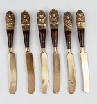 6 espátulas em metal dourado e madeira manufatura Sian. Medidas aproximadas comprimento 12,5cm largura 1,5 cm