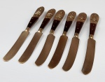 6 espátulas em metal dourado e madeira manufatura Sian. Medidas aproximadas comprimento 12,5 cm largura 1,5 cm