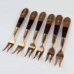 6 garfos para petisco em metal dourado e madeira manufatura Sian . Medidas aproximadas comprimento 12 cm e largura 1,5 cm