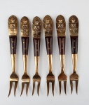 6 garfos para petisco em metal dourado e madeira manufatura Sian . Medidas aproximadas comprimento 12 cm e largura 1,5 cm