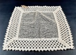Toalha centro de mesa quadrada em linha na cor bege, sem uso. Medidas aproximadas 40 cm x 40 cm
