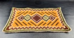 Caminho de mesa em tricô nas cores verde, marrom e laranja. Medidas aproximadas 61 cm x 35 cm