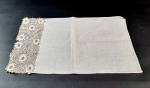 Toalha para lavabo com barra de bordados florais. Medidas aproximadas 47 cm x 30 cm .