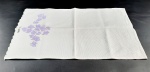 Pano de prato branco com desenhos florais na cor lilás. Medidas aproximadas 63,5 cm x  38 cm