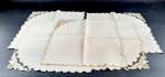 5 guardanapos em linho na cor bege com bordado floral, apresenta pequenas manchas em razão do tempo que ficaram guardados sem serem usados. Medidas aproximadas 42 cm x 42 cm