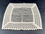 Toalha centro de mesa quadrada em linha na cor bege, sem uso. Medidas aproximadas 39 cm x 39 cm