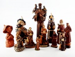 Lote contendo 12 esculturas de São Francisco, em barro cozido, madeira e resina. Medidas aproximadas altura 28 cm, 21 cm, 19 cm, 16,5 cm, 15 cm, 14 cm, 13 cm, 11 cm, 10,5 cm, 10 cm e 7,5 cm