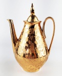 Bule dourado para café em porcelana nacional. Medidas aproximadas altura 21 cm e largura 15 cm