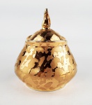 Açucareiro dourado para café em porcelana nacional. Medidas aproximadas altura 11 cm e largura 11 cm