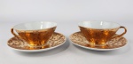 2 xícaras douradas para chá em porcelana nacional, uma das xícaras possuí pequena avaria conforme foto. Medidas aproximadas pires diâmetro 14 cm e xícara altura 5 cm e diâmetro 10 cm