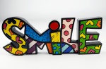 ROMERO BRITTO - Placa decorativa palavra Smile  Medidas aproximadas comprimento 23 cm, largura 2 cm e altura 9 cm