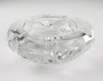 Cinzeiro em cristal com desenhos geométricos em alto-relevo. Medidas aproximadas diâmetro 15 cm e altura 5,5 cm, peso aproximado 1,472 kg