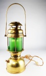 Luminária estilo lampião em latão dourado e vidro na cor verde, manufatura Natalino Tomasi. Medidas aproximadas altura 52 cm  e diâmetro 17 cm