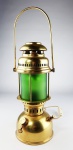 Luminária estilo lampião em latão dourado e vidro na cor verde, manufatura Natalino Tomasi. Medidas aproximadas altura 52 cm  e diâmetro 17 cm