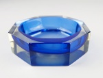 Cinzeiro oitavado em cristal na cor azul. Medidas aproximadas 13,5 x 13,5 cm e altura 4 cm