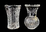 2 miniaturas de vaso em vidro decorados com desenhos em baixo relevo. Medidas aproximadas altura 8 cm e diâmetro 5 cm