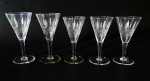 5 taças em cristal para vinho decorada com desenhos em baixo relevo e lapidação manual. Medidas aproximadas altura 16,5 cm e diâmetro 8 cm