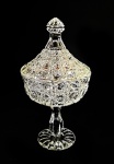 Bomboniere com pedestal em vidro prensado decorada com desenhos. Medidas aproximadas altura 31 cm e diâmetro 16 cm