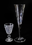 Lote contendo duas taças, sendo uma para champanhe em cristal  e outra para vinho do porto em vidro, a taça para champanhe apresenta pequena avaria conforme foto. Medidas aproximadas taça champanhe altura 22,5 cm e diâmetro 6,5 cm e taça para vinho do porto altura 11 cm e diâmetro 5 cm