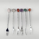 6 garfinhos para petisco em metal, decorado com pedras brasileiras. Medidas aproximadas comprimento 10 cm .