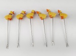 6 garfinhos para petisco em metal, decorado nas pontas com patos em resina . Medidas aproximadas comprimento 12 cm