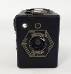 Antiga câmera de caixa manufatura Coronet 6 x 9, no estado, não foi testada. Medidas aproximadas 7,5x11,5 cm e altura 10 cm
