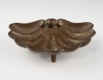 Antiga saboneteira em bronze em formato de concha com 3 pés. Medidas aproximadas comprimento 13 cm, largura 9 cm e altura 3 cm  peso aproximado 308 gramas