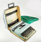 Máquina de escrever Olivetti Lettera 22 na cor verde com case original. Medidas aproximadas