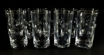 9 copos para água ou suco em cristal decorado com desenhos em baixo relevo. Medidas aproximadas altura 13,5 cm e diâmetro 7 cm