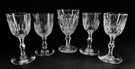 Lote contendo 5 taças variadas para vinho, sendo 4 taças em vidro e 1 taça em cristal. Medidas aproximadas altura 13,5 cm e diâmetro 7 cm, altura 13 cm e diâmetro 5,5 cm, taça cristal altura 12,5 cm e diâmetro 6 cm