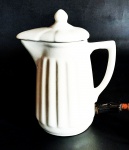 Antiga Jarra elétrica em porcelana, parte elétrica necessita revisão. Medidas aproximadas altura 24 cm e largura 20 cm