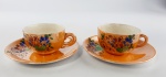 2 xícaras com pires em faiança em tom laranja com desenhos florais pintado a mão. Medidas aproximadas pires diâmetro 11cm e xícara altura 3,5 cm e diâmetro 6 cm.