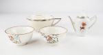 Lote contendo 4 peças em porcelana sendo 1 miniatura de bule manufatura Pozzani, 2 miniaturas bowl e 1 xícara manufatura Bohemia. Medidas aproximadas bule altura 6,5 cm e largura 7 cm, bowl altura 3 cm e diâmetro 5 cm, xícara altura 3,5 cm e diâmetro 7,5 cm
